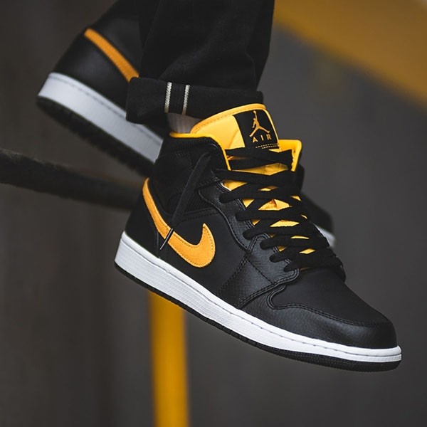 ナイキ Jordan 1 Mid Black University Gold w23061201